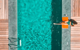 Découvrez les dernières tendances en matière de design de piscine avec les conseils d'un pisciniste professionnel